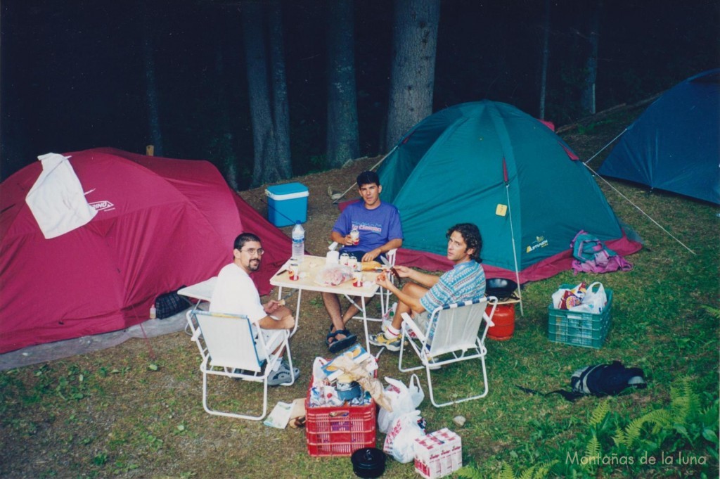 Jesús, Quique y Fernando en el camping en CHamonix